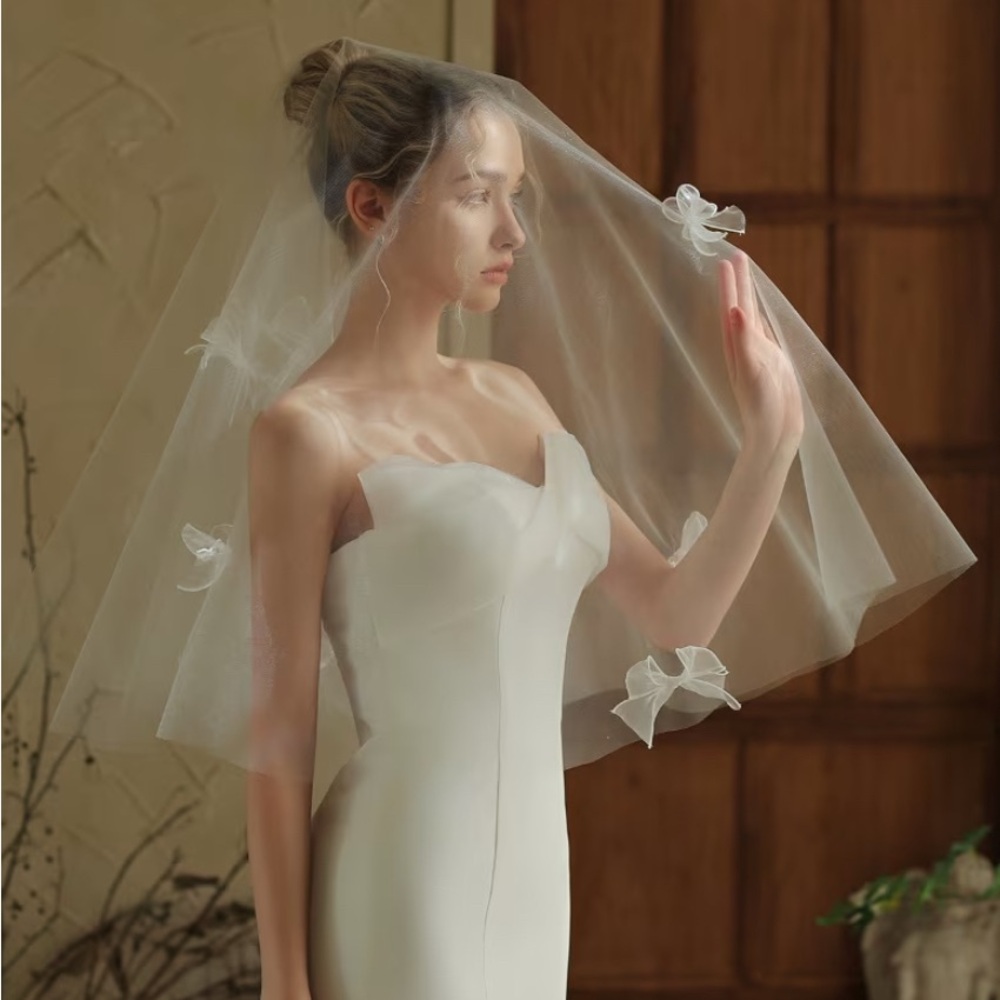 Elegant White Bridal Veil with Bow Accents - Picture 2 of 5